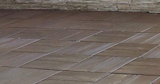 Бетонная брусчатка двора в Алейске в октябре