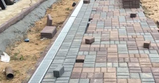 Профессиональная укладка плитки на улице в Алейске в октябре