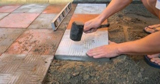 Укладка тротуарной плитки на основание в Алейске в октябре