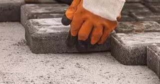 Укладка тротуарной плитки на сухое основание в Алейске в октябре