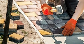 Укладка брусчатки «старый город» три цвета в Алейске в октябре
