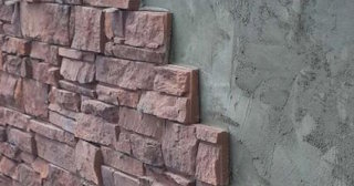 Качественная отделка цоколя фундамента снаружи в Алейске в октябре